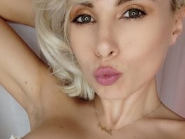 blondeb0mbshell